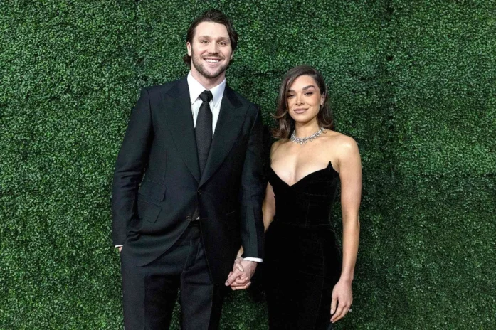 Josh Allen gives Hailee Steinfeld a standing ovation for 'Sinners' Josh Allen gives Hailee Steinfeld a standing ovation for 'Sinners'